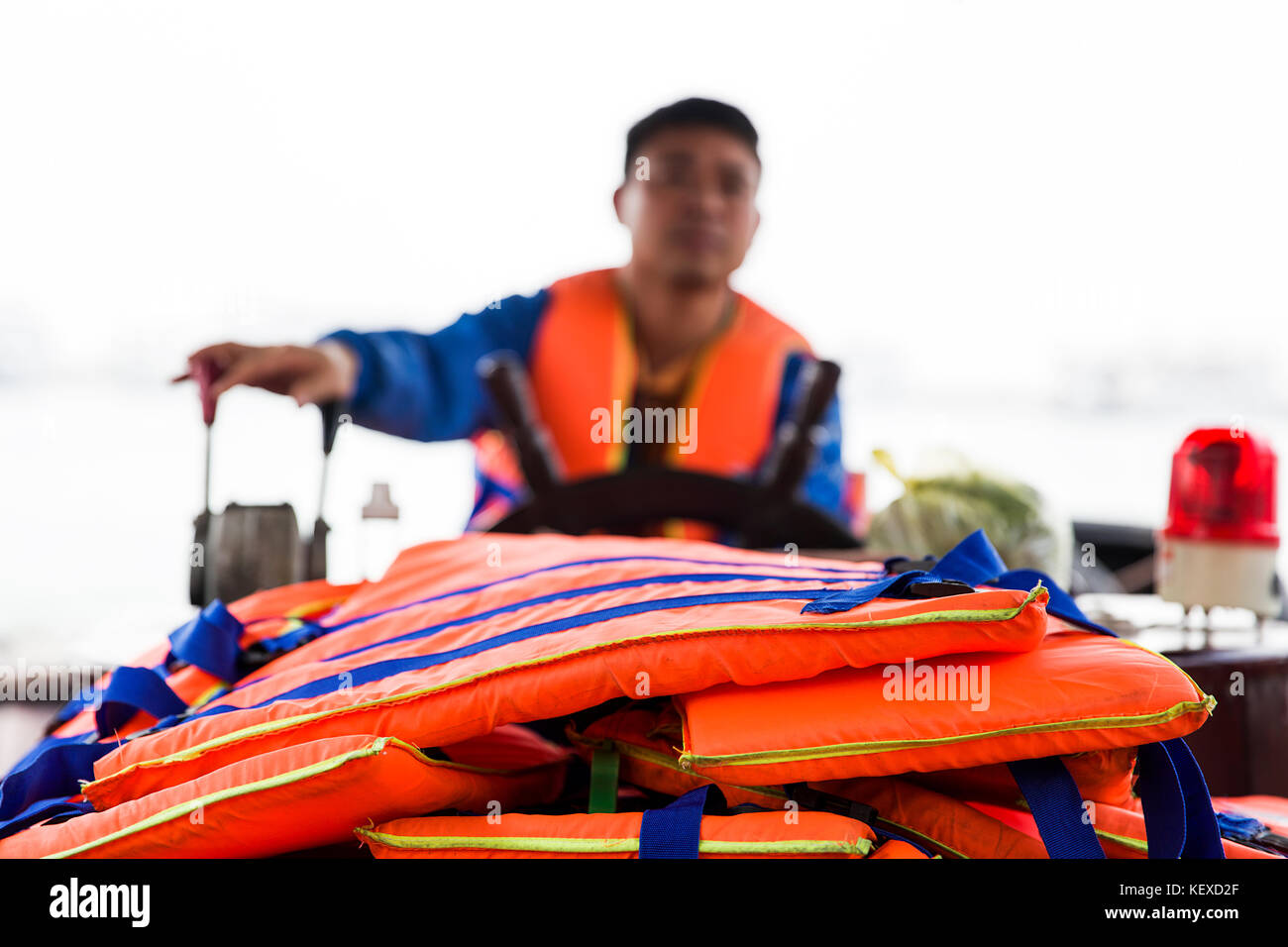 HA LONG, VIETNAM - 28. FEBRUAR 2017: Unbekannter Mann in der Ha Long Bay in Vietnam. Ha Long Bay ist ein UNESCO-Weltkulturerbe und beliebtes Reiseziel Stockfoto