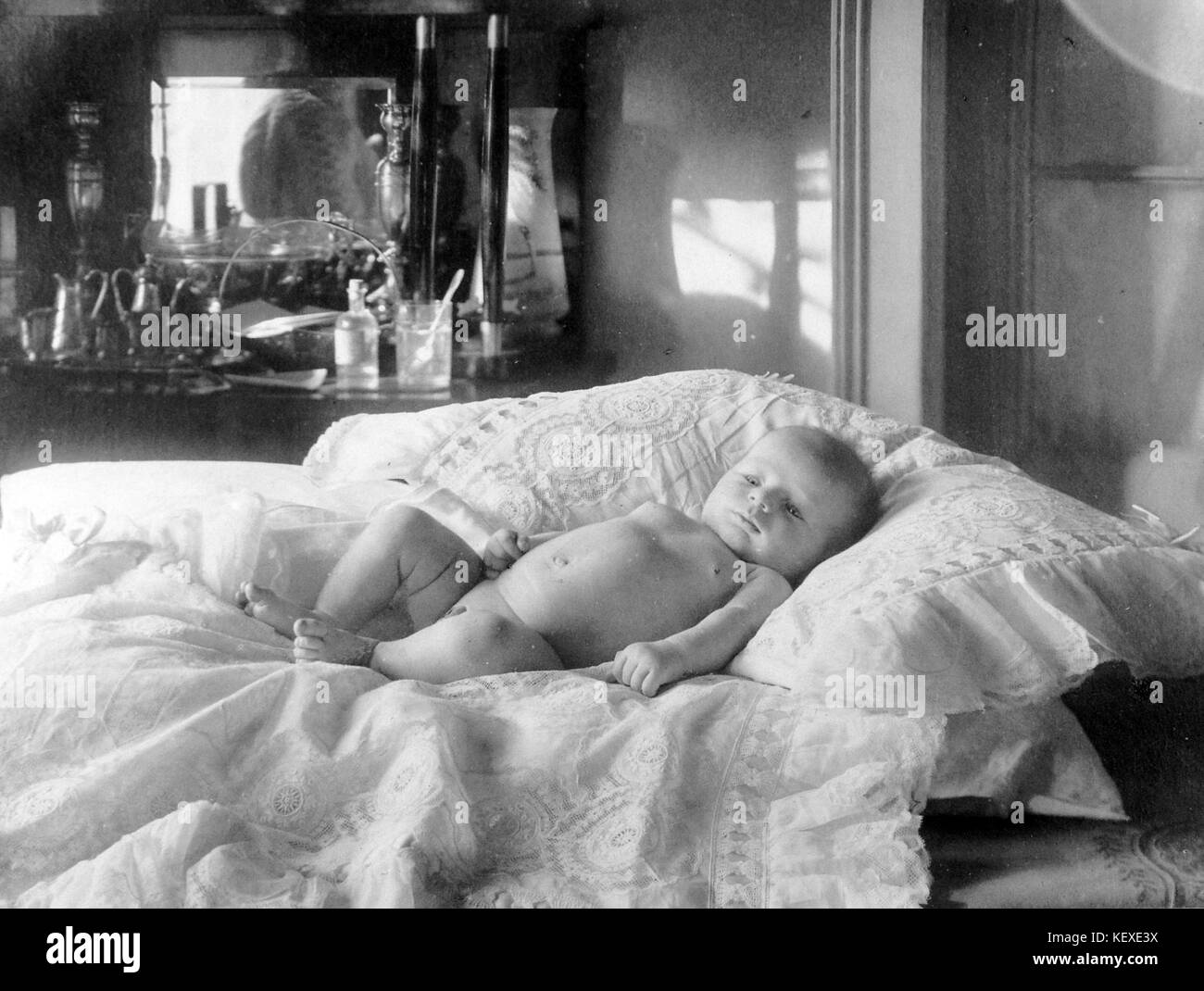 Puppe, Kind, Bett, Spiegel Fortepan 3453 Stockfoto