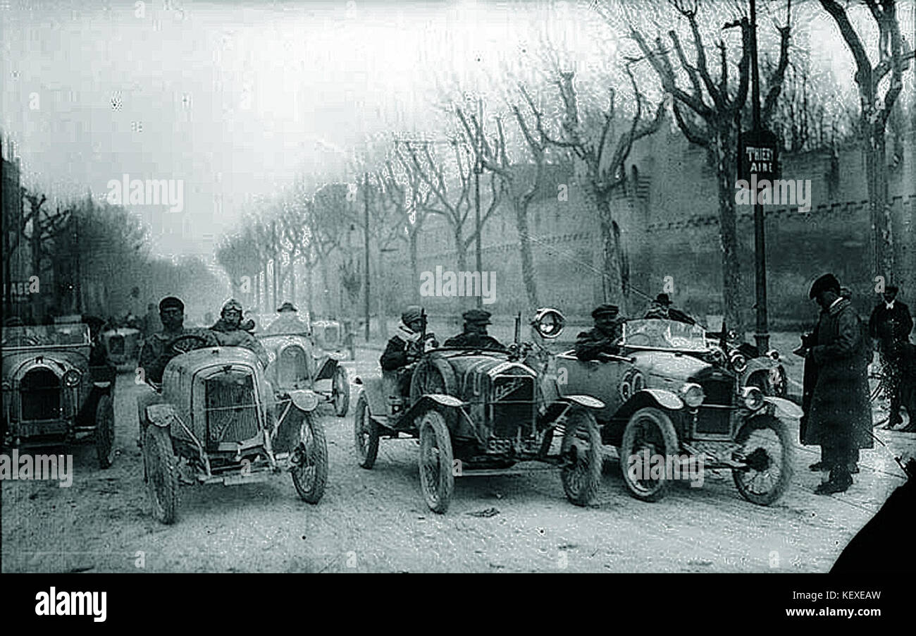 Dieses Foto zeigt die Passage du Paris-Nizza im Jahr 1922, die sich in der Nähe der historischen Stadtmauer von Avignon befindet. Das Paris-Nizza war ein berühmtes Straßenrennen, und das Bild spiegelt die historische Bedeutung der Veranstaltung im französischen Sport wider. Stockfoto