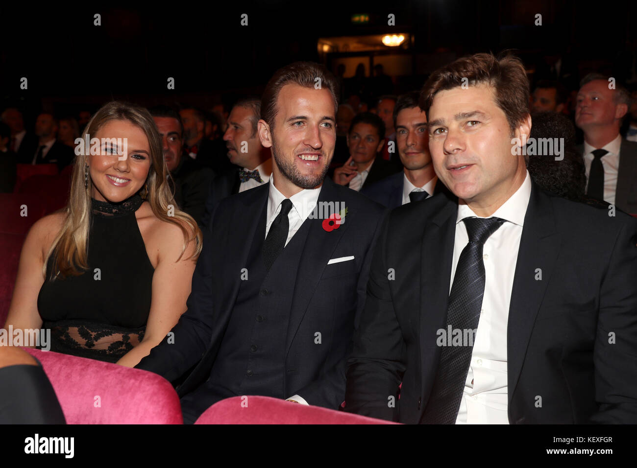 (Von links nach rechts) Katie Goodland, Harry Kane und Mauricio Pochettino während der Best FIFA Football Awards 2017 im Palladium Theatre, London. Stockfoto