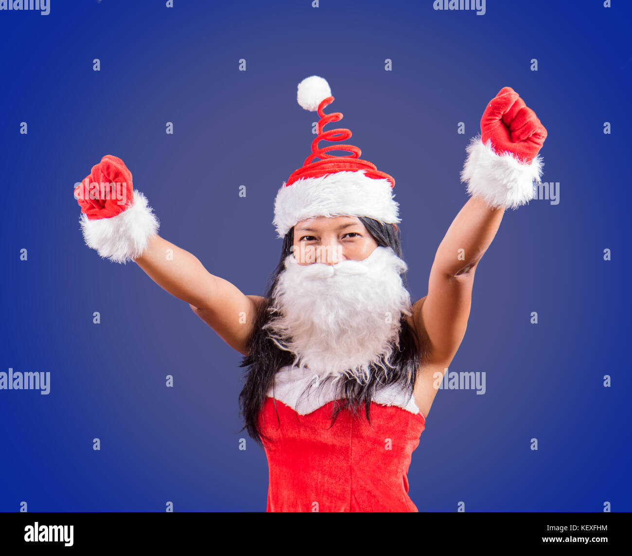 Fröhliche Frau Claus mit ihren Händen. Frau. Claus erhebt ihre Hände siegreich. Stockfoto