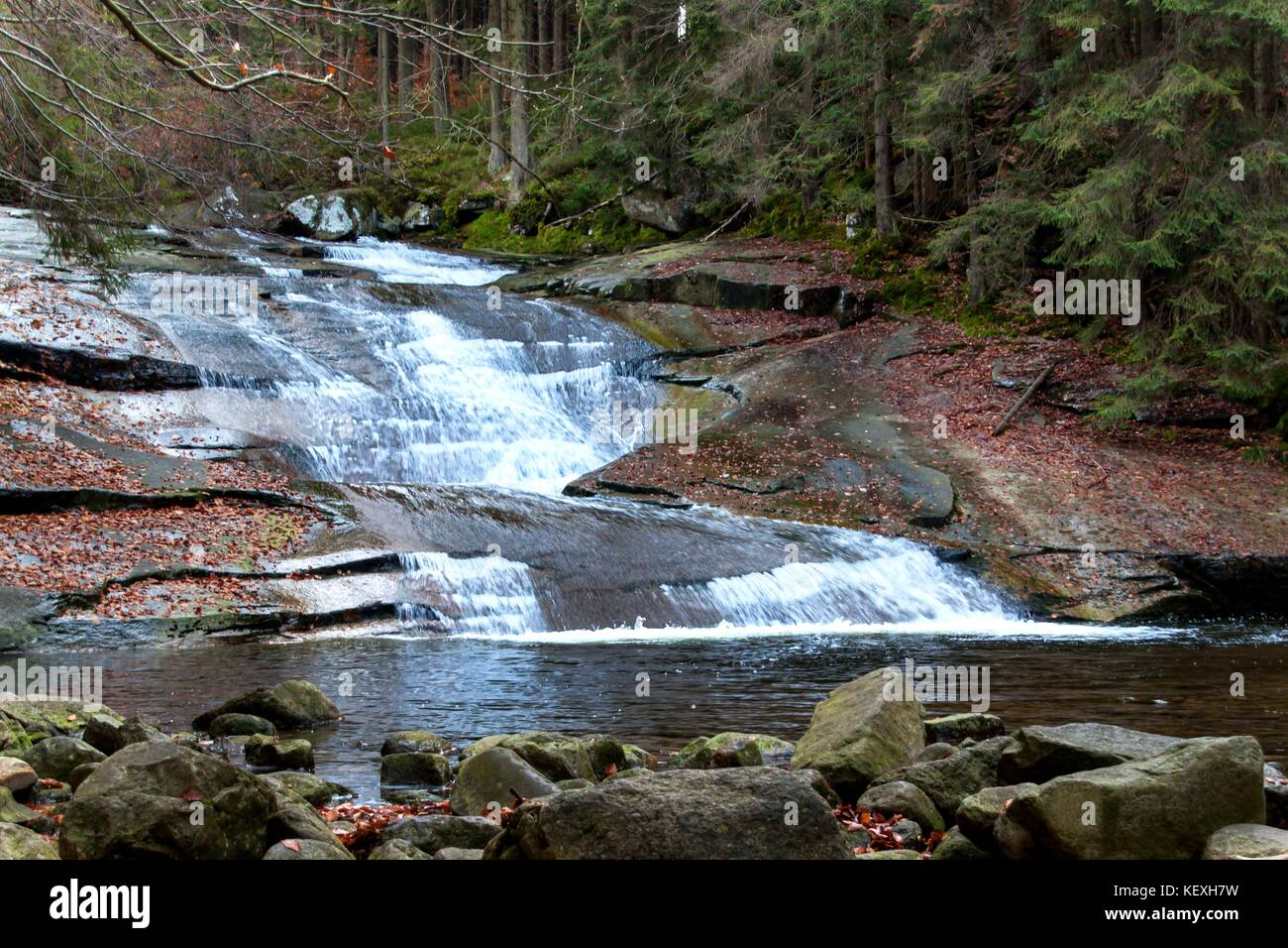 Herbst Blick auf den mumlava Fluß. Nationalpark Riesengebirge in der Tschechischen Republik. Wasserfall auf dem Fluss Stockfoto