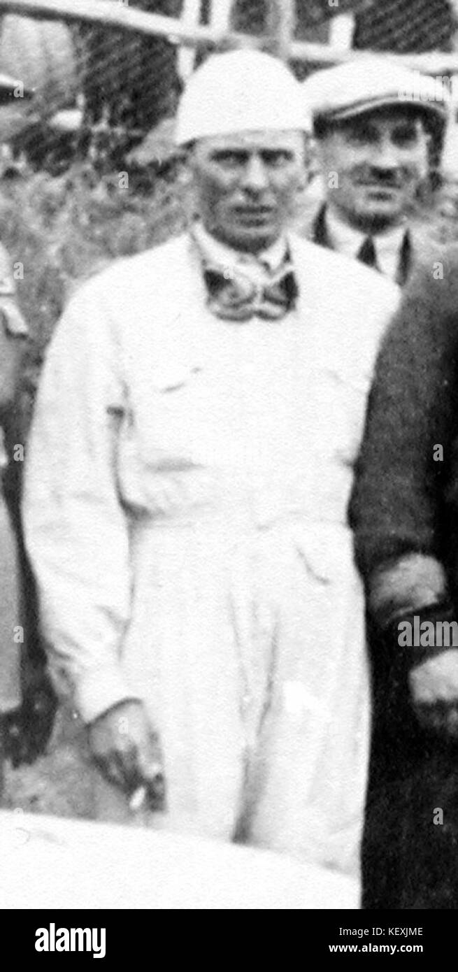 Achille Varzi war ein italienischer Motorrennmeister, der für seine Erfolge in der Grand Prix-Szene vor dem Krieg bekannt war. Dieses Bild stellt ihn wahrscheinlich im Rennsport-Kontext dar, was seine Karriere im Motorsport widerspiegelt. Stockfoto
