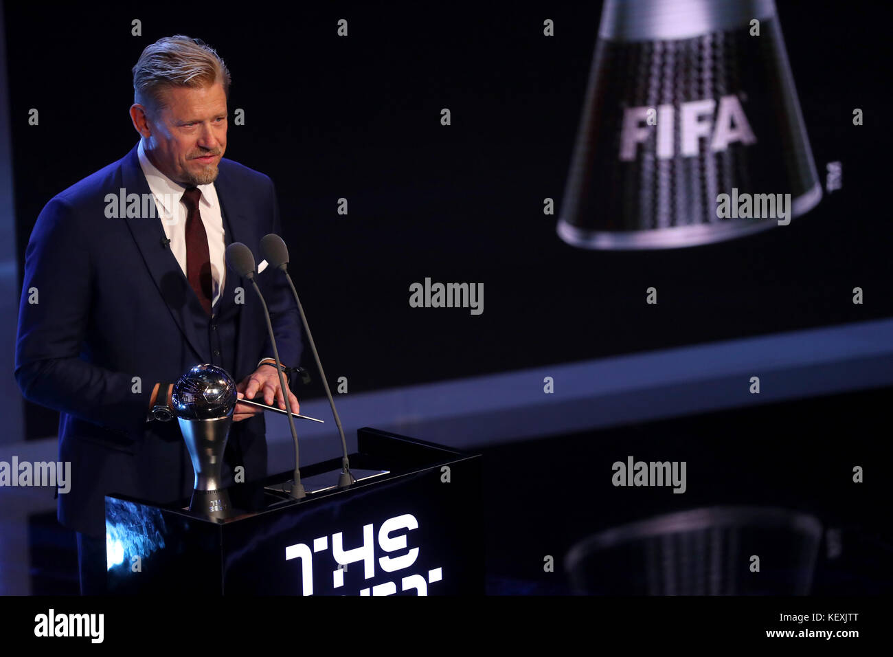 Peter Schmeichel überreicht die Auszeichnung als bester FIFA-Torwart bei den Best FIFA Football Awards 2017 im Palladium Theatre, London. Stockfoto