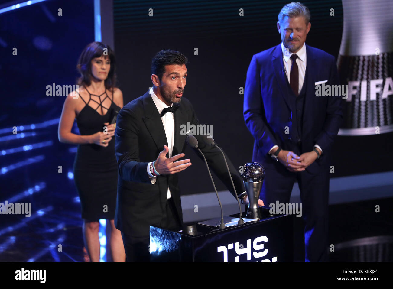 Gianluigi Buffon nimmt den Preis für den besten FIFA-Torwart von Peter Schmeichel (rechts) während der Best FIFA Football Awards 2017 im Palladium Theatre, London, entgegen. Stockfoto