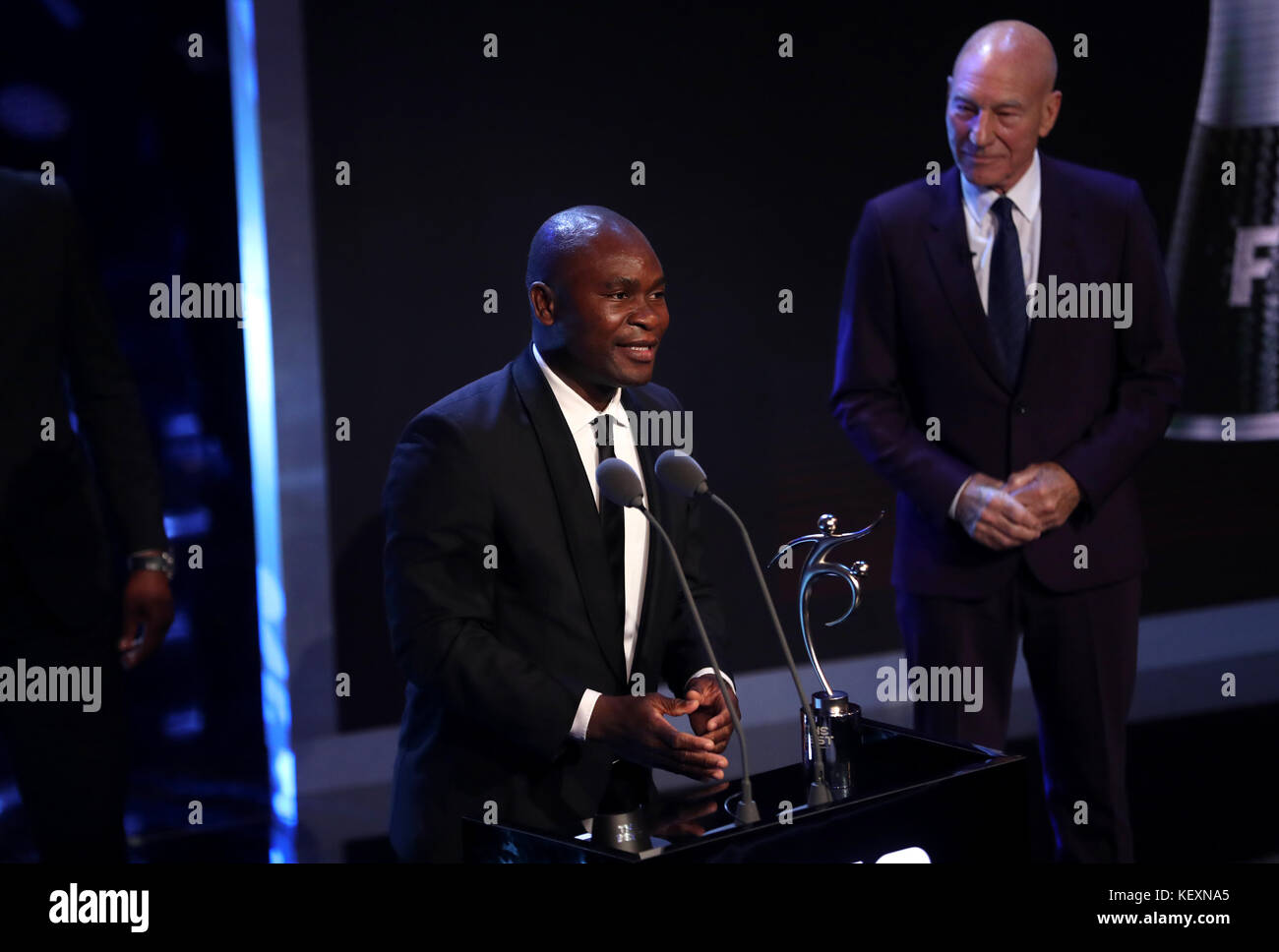 Ein Freund von Francis Kone nimmt den Preis in seinem Namen für FIFA Fair Play während der Best FIFA Football Awards 2017 im Palladium Theatre, London, entgegen. Stockfoto