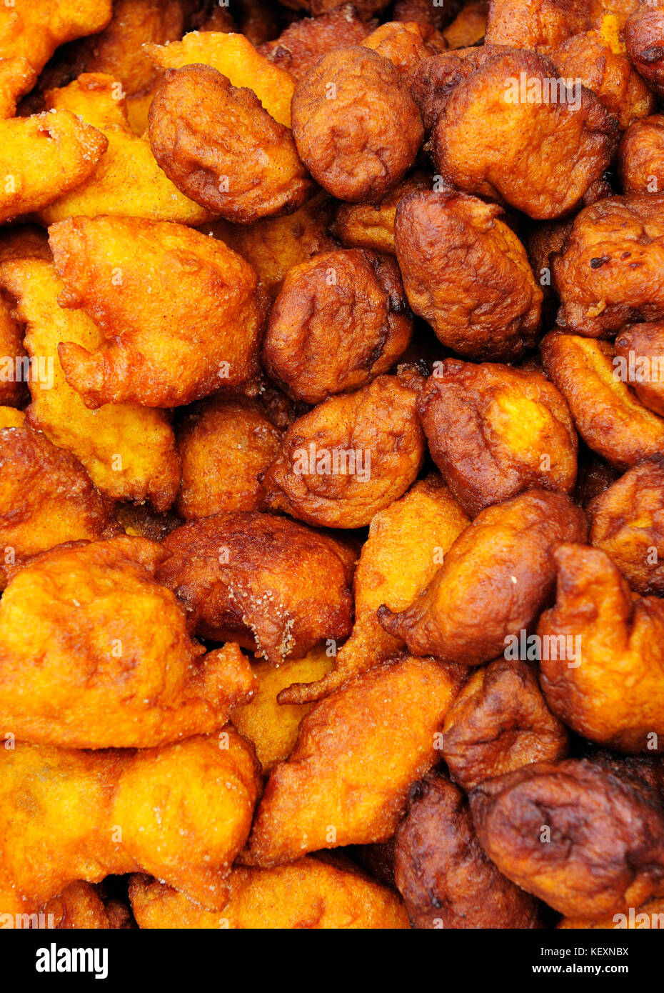 Gebratener Kürbis (Sonhos de abóbora) auf einem Straßenmarkt. Lissabon, Portugal Stockfoto