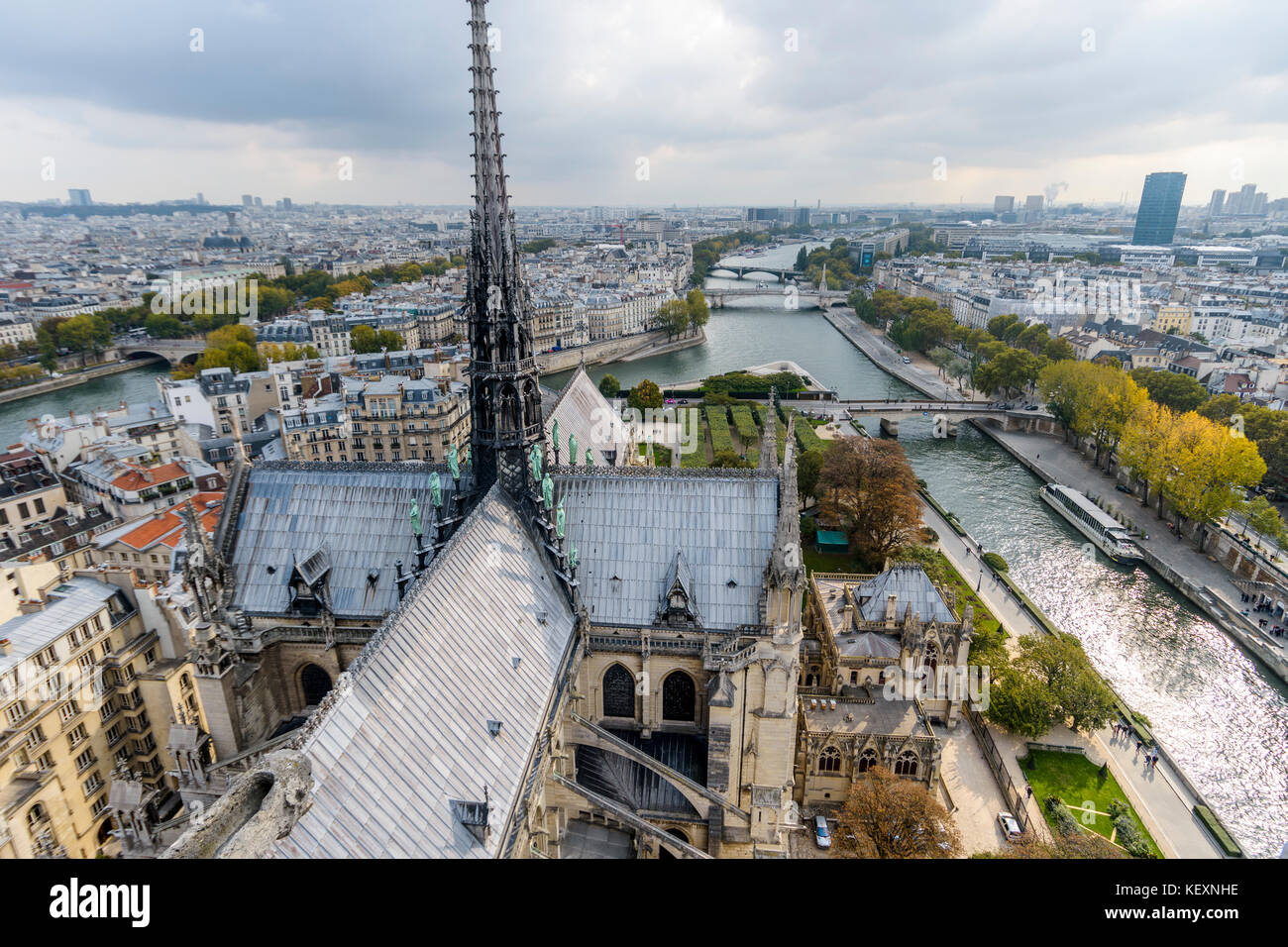 Blick vom Turm der Kathedrale Notre Dame im Zentrum von Paris, Frankreich Stockfoto