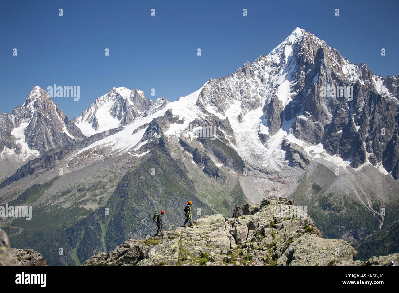 Zwei Bergsteiger auf einem Felsrücken hoch über Chamonix in den Französischen Alpen. Stockfoto