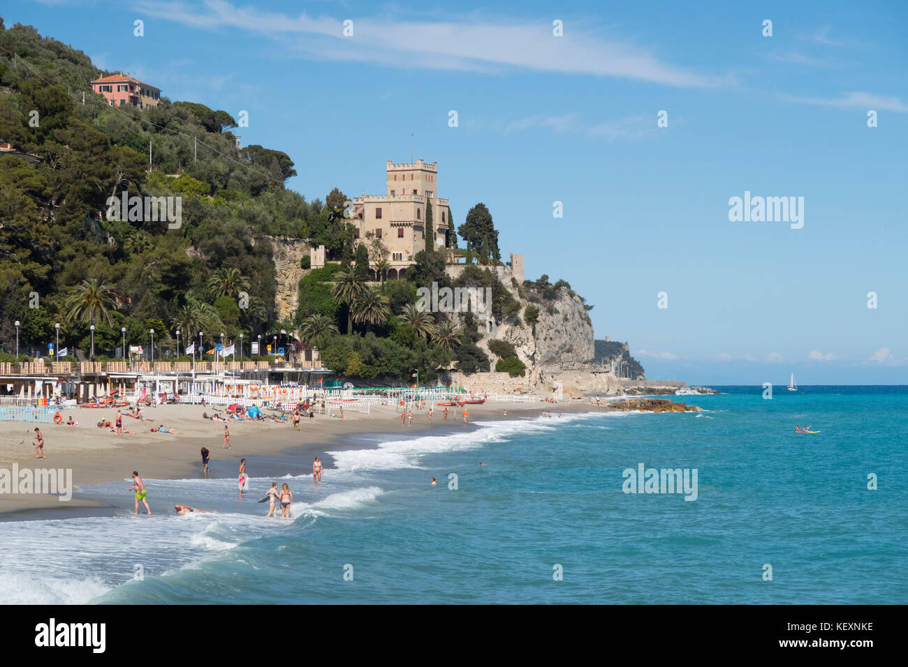 Der Strand von Finale Marina in der italienischen Ferienregion Finale Ligure am Mittelmeer. Stockfoto