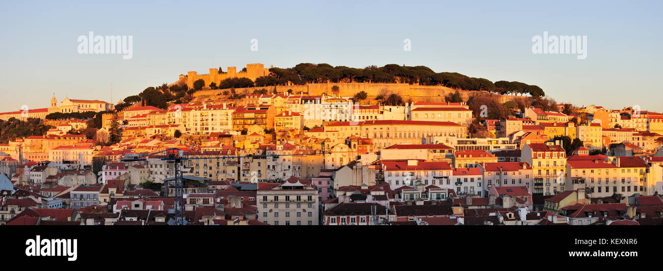 Das historische Zentrum und die Burg São Jorge am Abend. Lissabon, Portugal Stockfoto