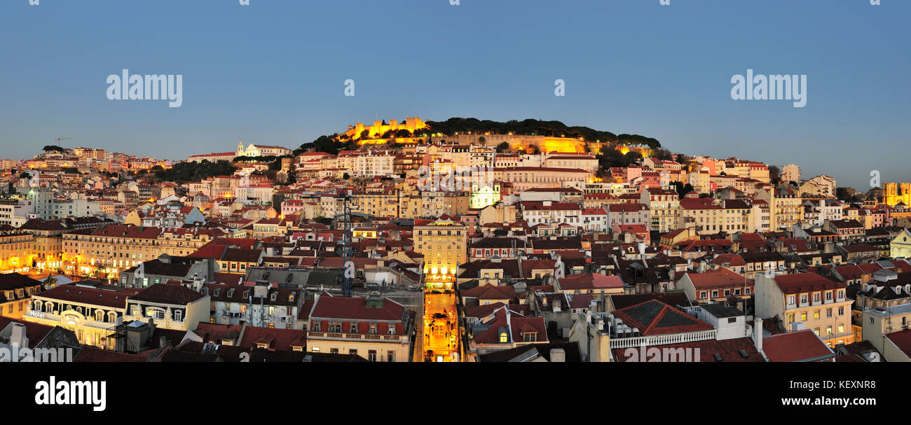 Das historische Zentrum und die Burg São Jorge am Abend. Lissabon, Portugal Stockfoto