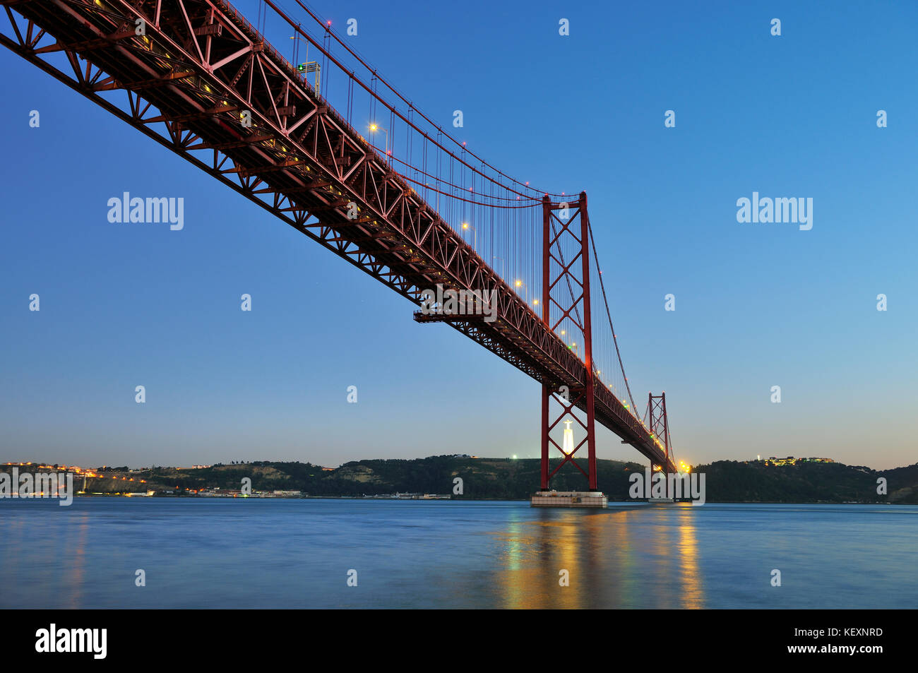 25 de Abril Brücke über den Fluss Tagus (Tejo) und Almada Portugal in der Dämmerung. Stockfoto