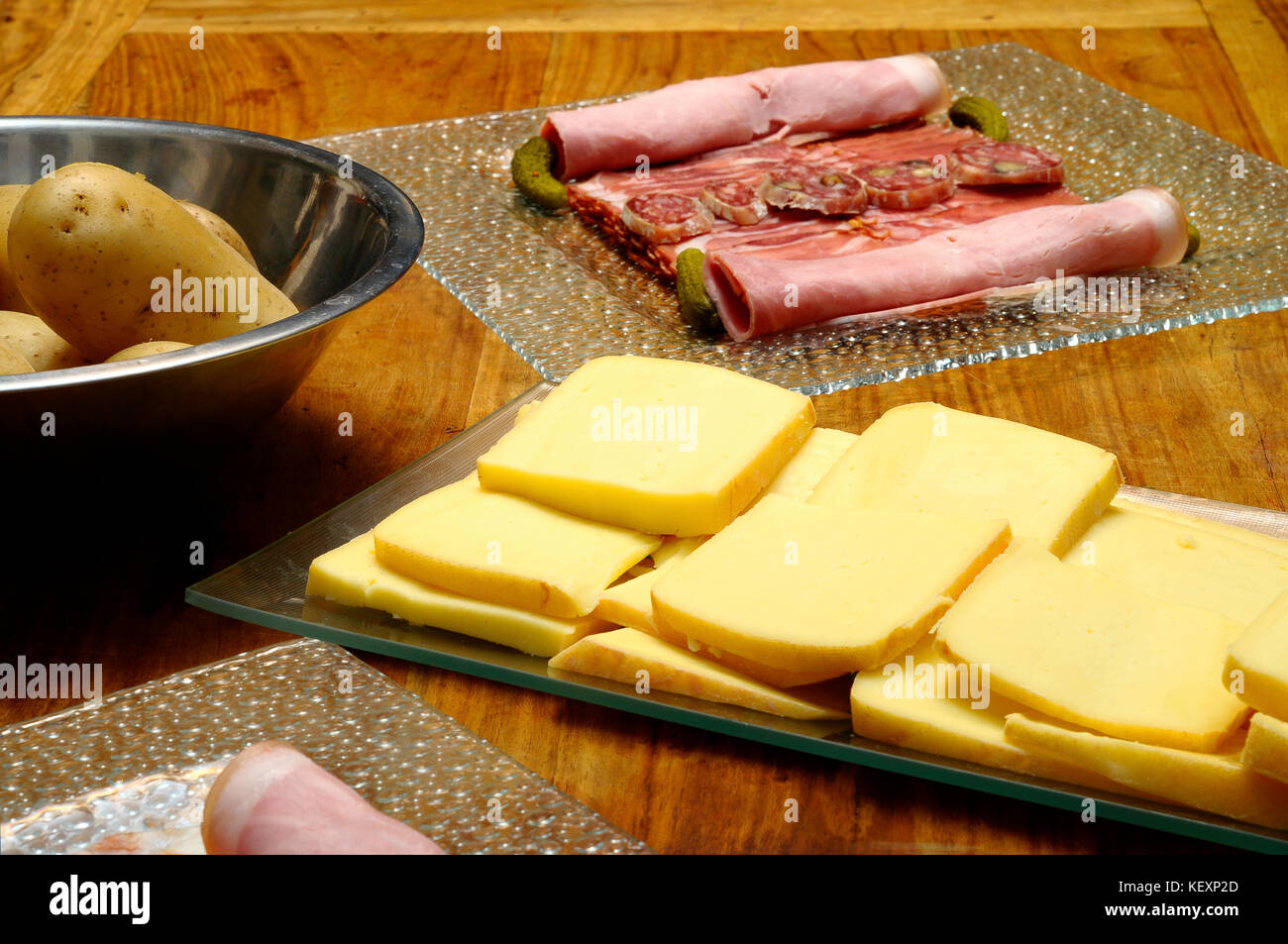 Raclette essen: Raclette Käse und Aufschnitt (Schinken, Wurst) und ...