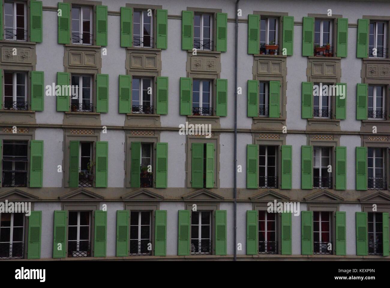 Grünen Fensterläden Fenster und eine alte Straßenlaterne in Lausanne, Schweiz Stockfoto