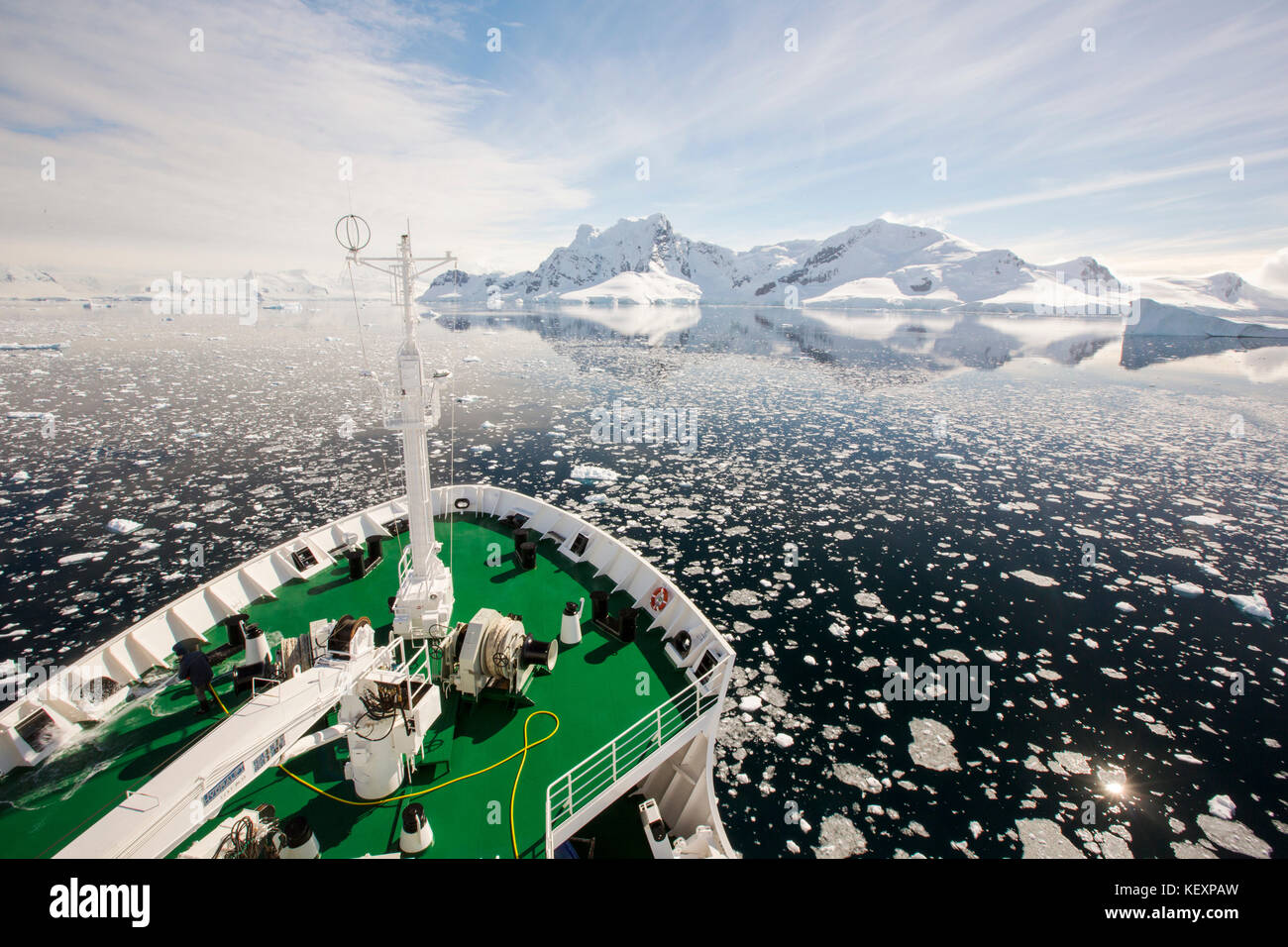 Das Deck der Akademik Sergey Vavilov, ein eisverstärktes Schiff auf einer Expedition in die Antarktis, vor der antarktischen Halbinsel an der Gerlache-Straße. Die Antarktische Halbinsel ist einer der am schnellsten wärmenden Orte auf dem Planeten. Stockfoto