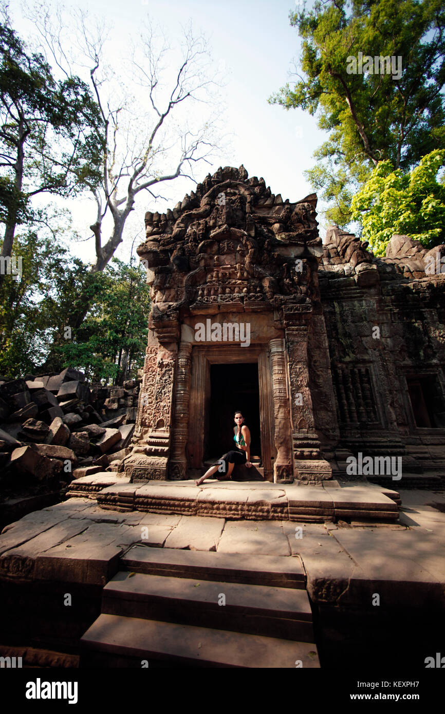 Foto einer schönen Frau, die im Tempel von Angkor Wat, Provinz Siem Reap, Kambodscha posiert Stockfoto