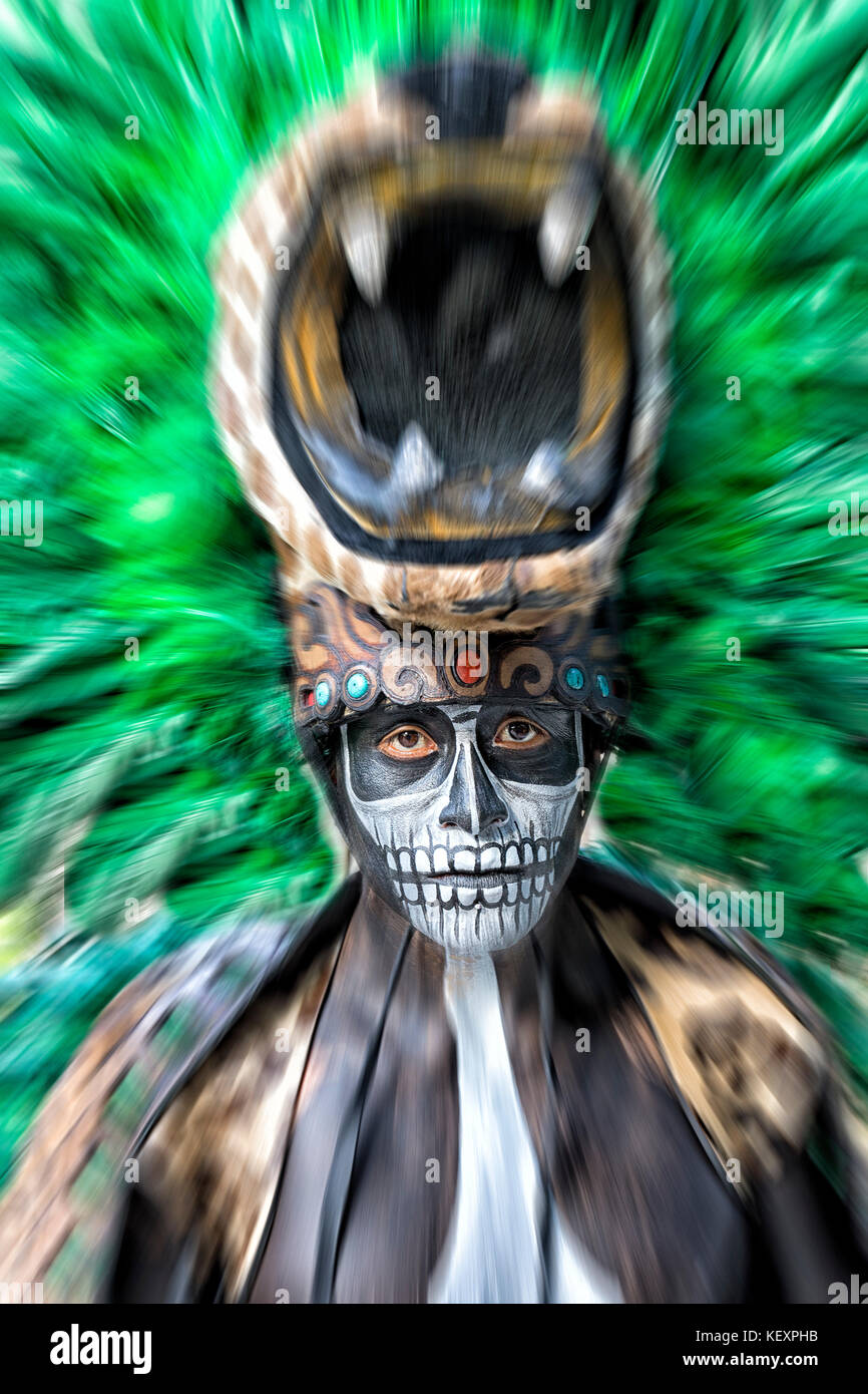 Foto von Maya folklore Fire Dance ritual Performer in Xcaret zeigen, Riviera Maya, Quintana Roo, Mexiko Stockfoto