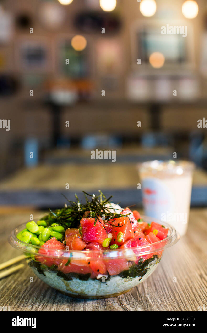 Poke, traditionellen Hawaiianischen Teller mit rohem Fisch und Bohnen, Seattle, Washington State, USA Stockfoto