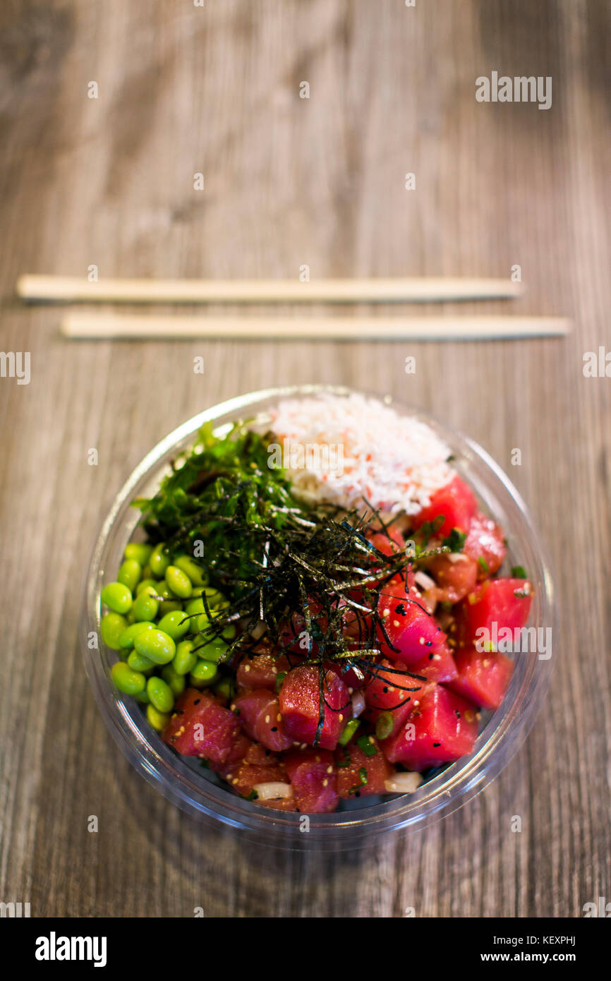 Poke, traditionellen Hawaiianischen Teller mit rohem Fisch und Bohnen, Seattle, Washington State, USA Stockfoto