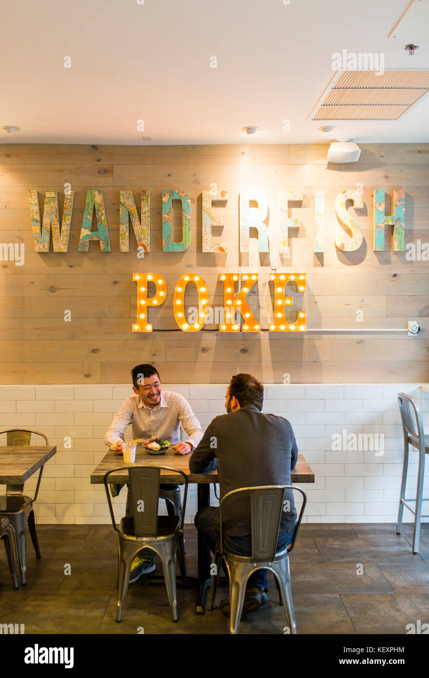 Poke, das traditionelle hawaiianische Gericht, wird in einem lokalen Restaurant in Seattle, WA, serviert. Stockfoto