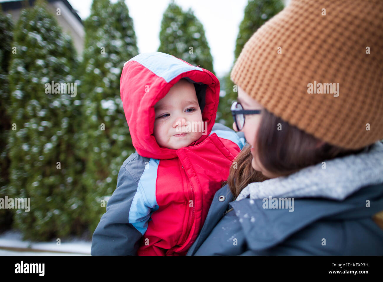 Mutter mit Baby im Winter beim Tragen warme Kleidung, in Langley, British Columbia, Kanada Stockfoto