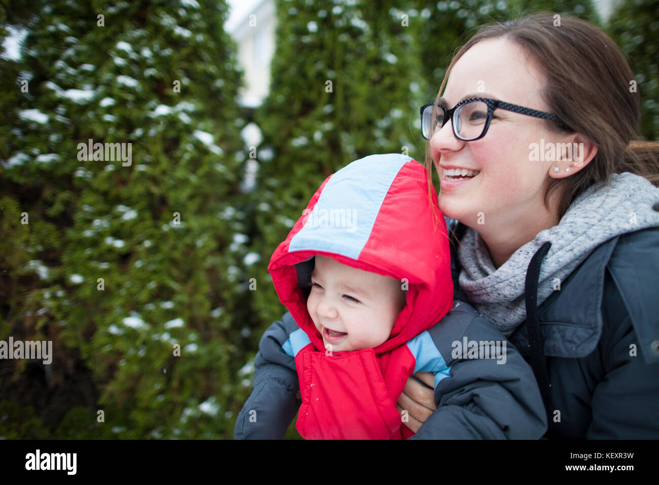 Lachend Mutter mit Baby im Winter Kleidung, in Langley, British Columbia, Kanada Stockfoto