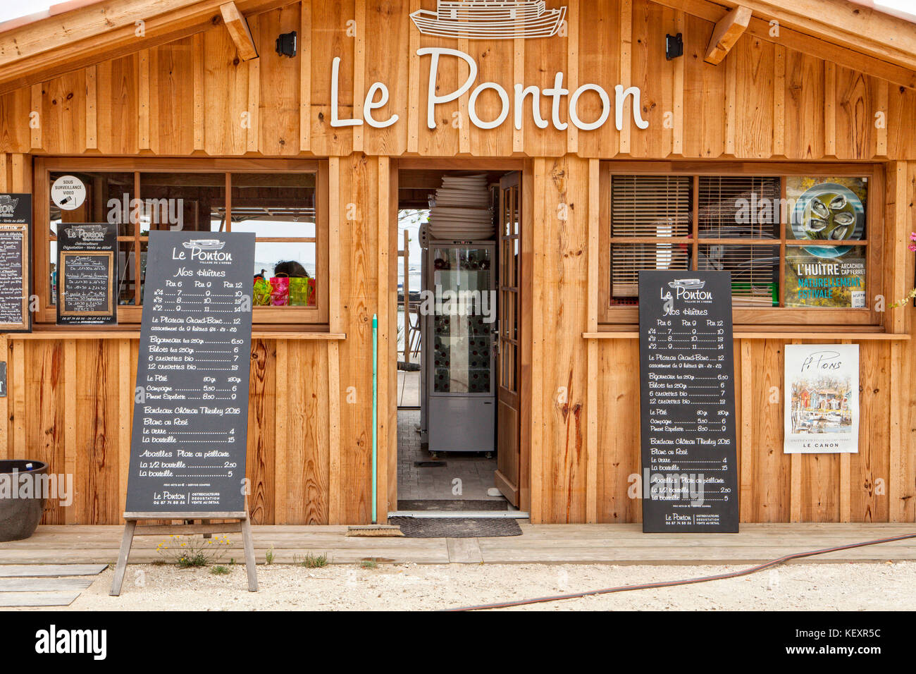Bucht von Arcachon (in französischer Sprache, das Bassin d'Arcachon, und vor Ort einfach als le Bassin bekannt) ist eine Bucht des Atlantischen Ozeans an der Südwestküste von Frankreich, im Pays de Buch zwischen der Côte d'Argent und die Côte des Landes, in der Region Aquitaine. Die Bucht erstreckt sich über eine Fläche von 150 km² bei Flut und 40 km² bei Ebbe. Einige seiner geologischen Merkmale sind natürliche Konservierung Bereiche Stockfoto
