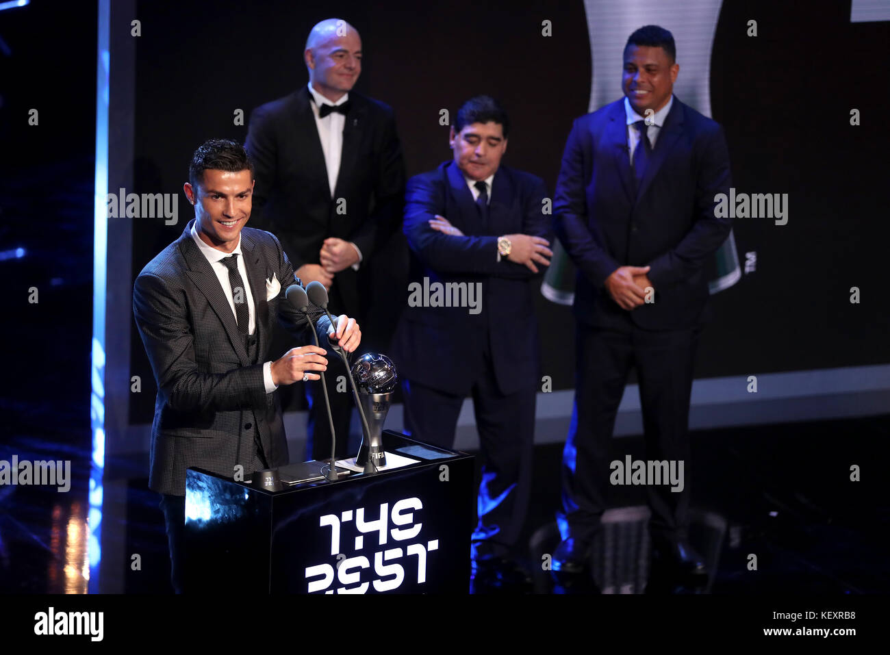 Cristiano Ronaldo nimmt die Auszeichnung als FIFA-Spieler des Jahres bei den besten FIFA Football Awards 2017 im Palladium Theatre, London, entgegen. Stockfoto