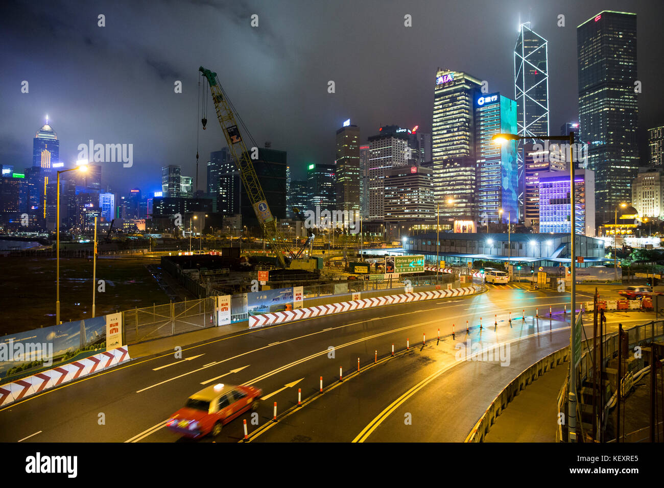 Foto der beleuchteten Stadtlandschaft mit Wolkenkratzern bei Nacht, Hongkong, China Stockfoto