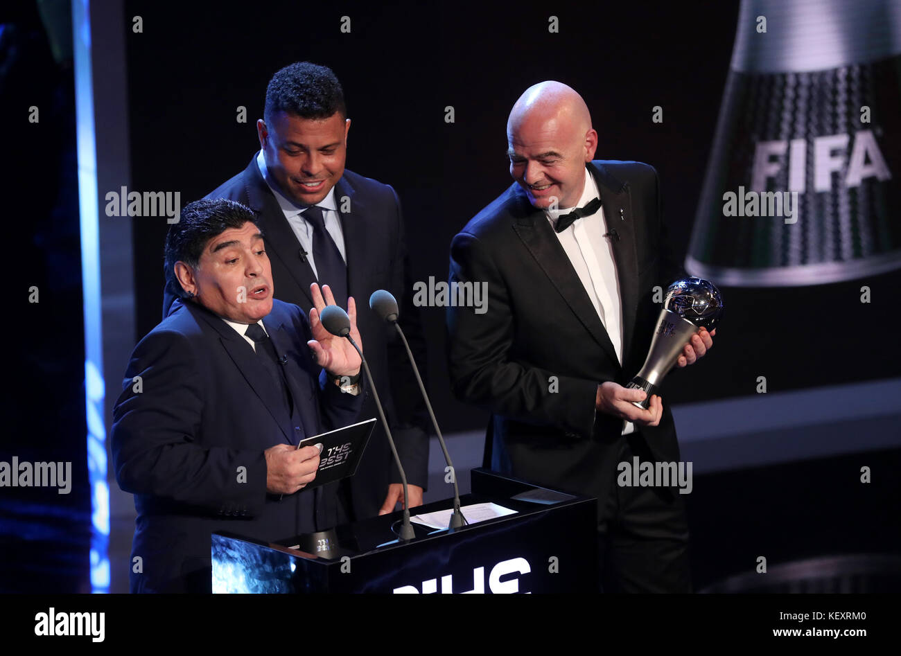 Diego Maradona, Ronaldo und Gianni Infantino verleihen den Preis für den FIFA-Spieler des Jahres im Rahmen der besten FIFA Football Awards 2017 im Palladium Theatre, London. DRÜCKEN SIE VERBANDSFOTO. Bilddatum: Montag, 23. Oktober 2017. Siehe PA Story SOCCER Awards. Bildnachweis sollte lauten: Adam Davy/PA Wire. Stockfoto
