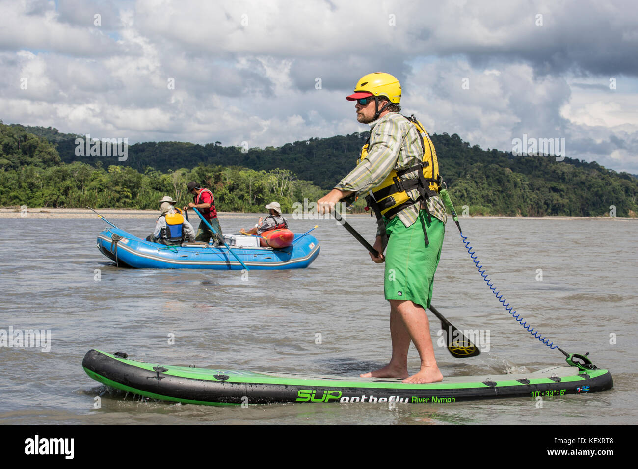 Männer stand up paddleboard (SUP) und floß die Jungle River Alto (Oben) Madre de Dios Fluß in den Manu Nationalpark, Peru. Stockfoto