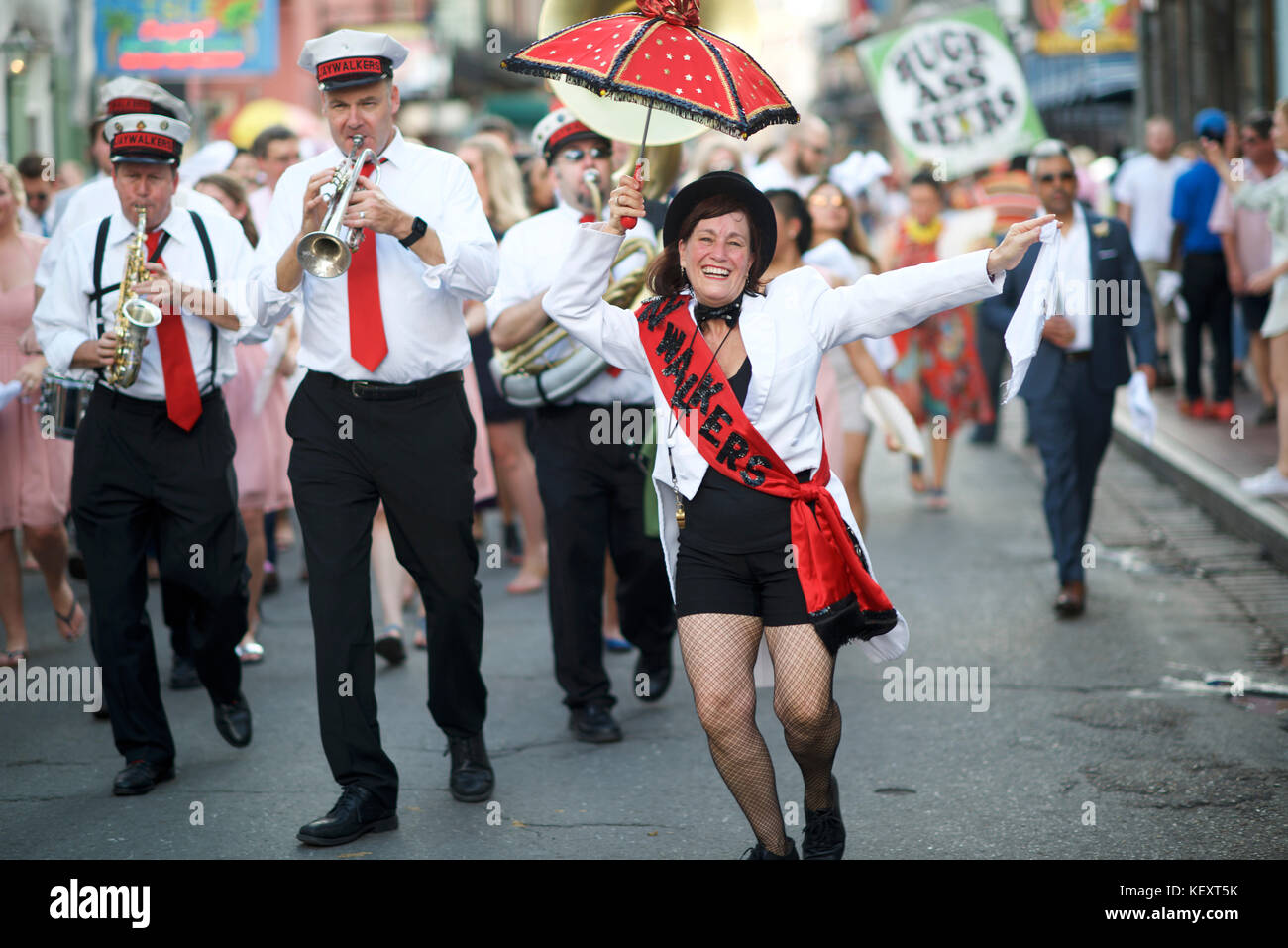 Die Jaywalkers Brass Band führt eine Parade in zweiter Linie im French Quarter von New Orleans, Louisiana Stockfoto