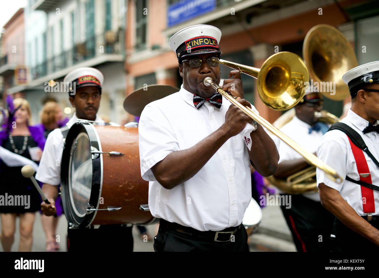 Kinfolk Brass Band führt eine zweite Linie Parade im französischen Viertel von New Orleans, Louisiana Stockfoto