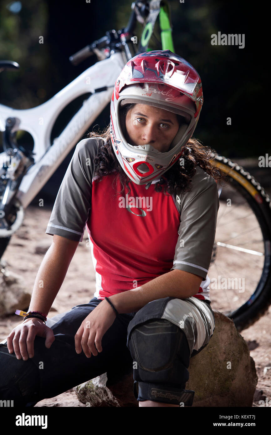 Porträt einer weiblichen Bergrandfahrerin mit Helm, Mexiko-Stadt, Mexiko Stockfoto