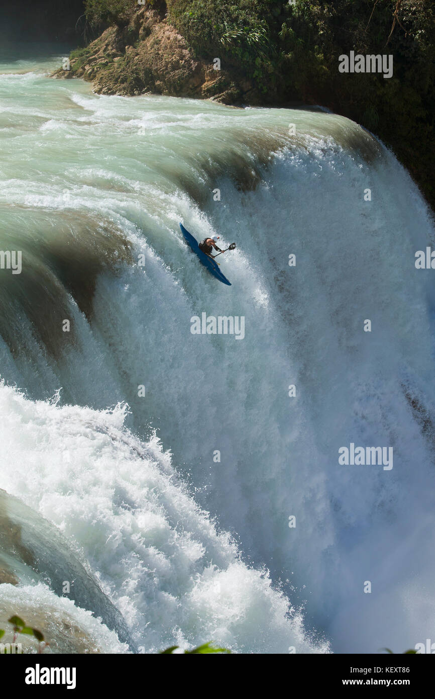 Eine professionelle Kayaker läuft die beeindruckende Wasserfälle während der Rey del Río Wettbewerb in Agua Azul im Bundesstaat Chiapas, México Stockfoto