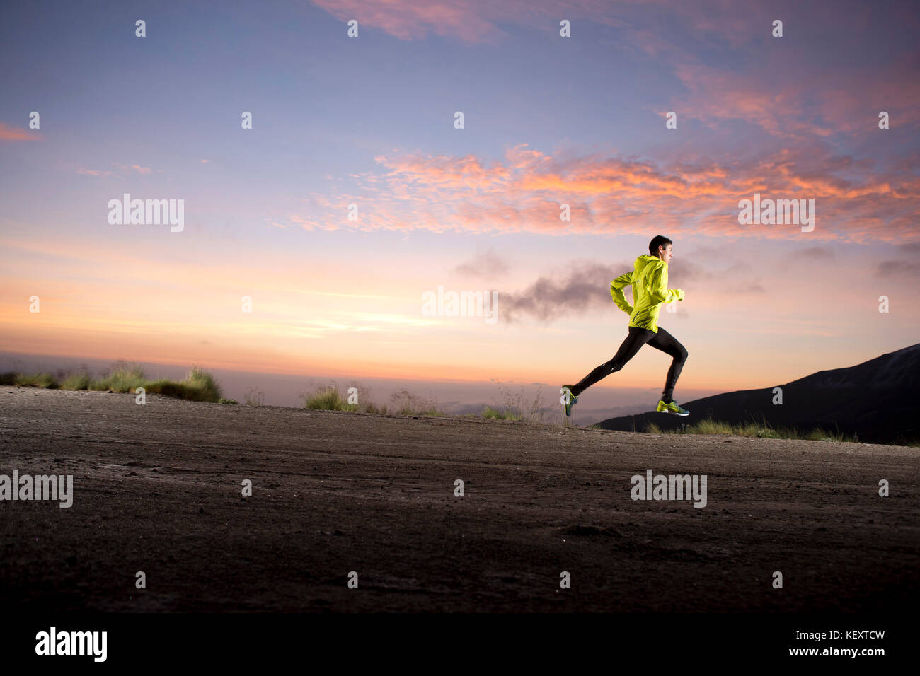 Profesionalläufer Saby Luna Training früh am Morgen am El Nevado de Toluca Vulkan, in der Nähe von Toluca City Stockfoto