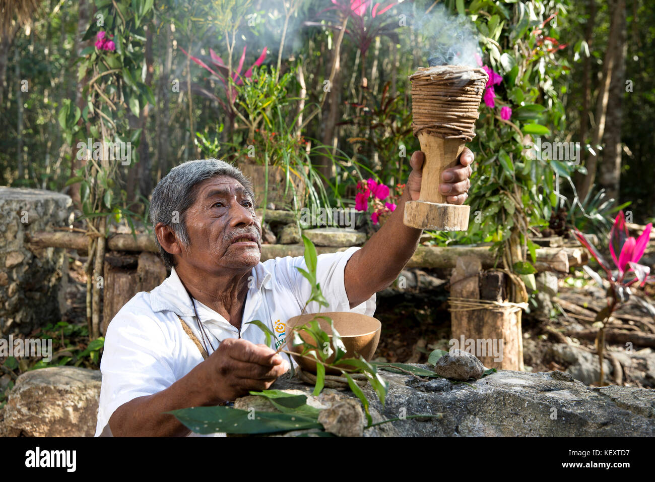 Lokaler Schamane vor seiner Begrüßungszeremonie im Dorf bei Cob, in Quintana Roo, Mexiko Stockfoto