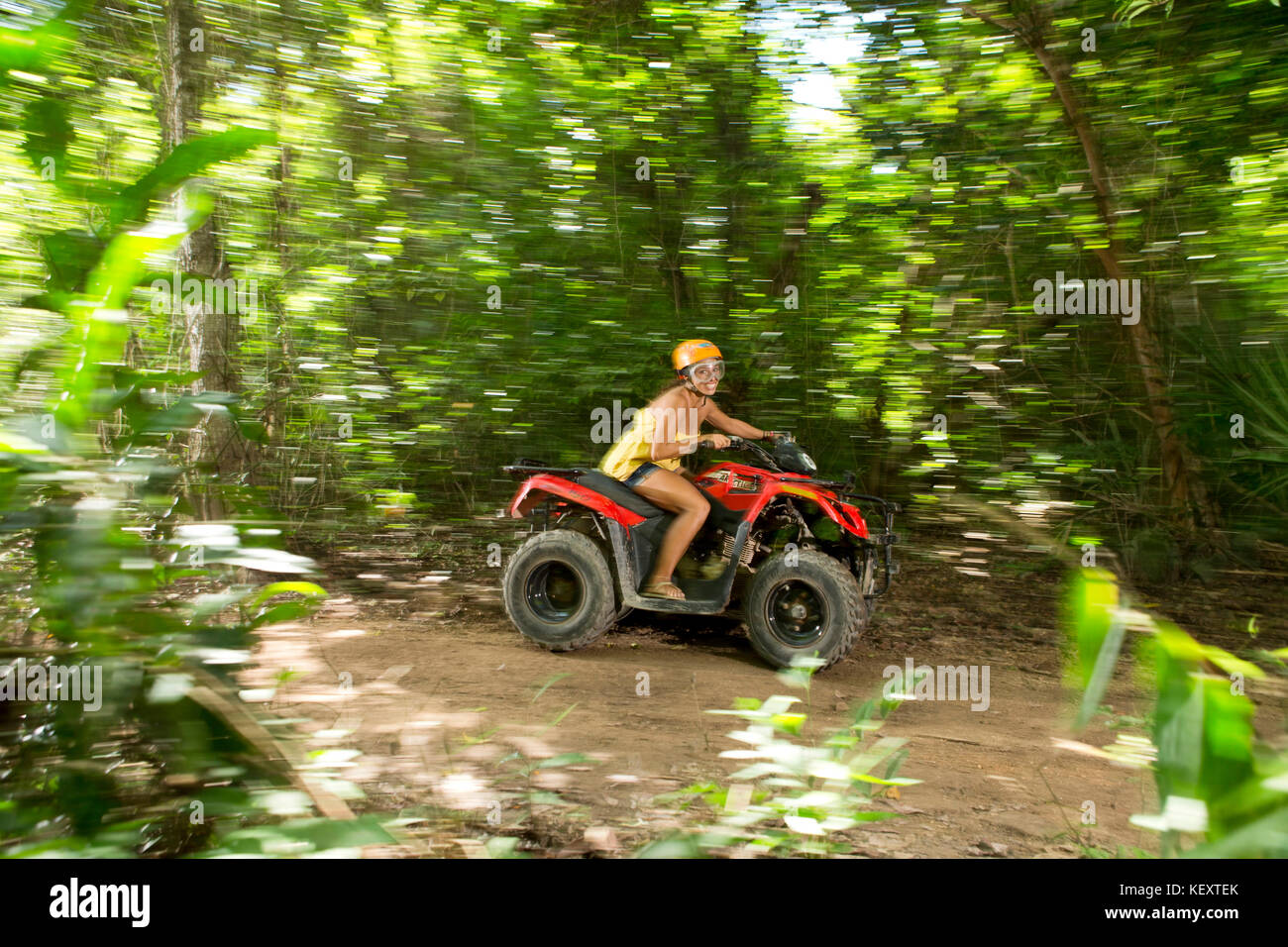 Touristische genießen Sie geführte ATV-Fahrt bei einheimischen Park, in der Nähe von Playa del Carmen, Quintana Roo, Mexiko Stockfoto