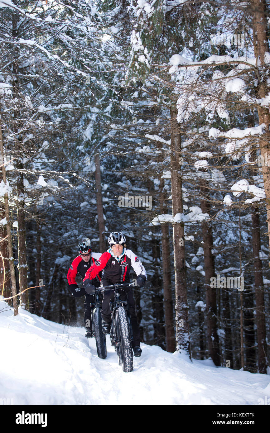 Rocky Mountain Profi-biker im Winter Training auf Fat Bike Mountain Trail von Quebec, Kanada Stockfoto