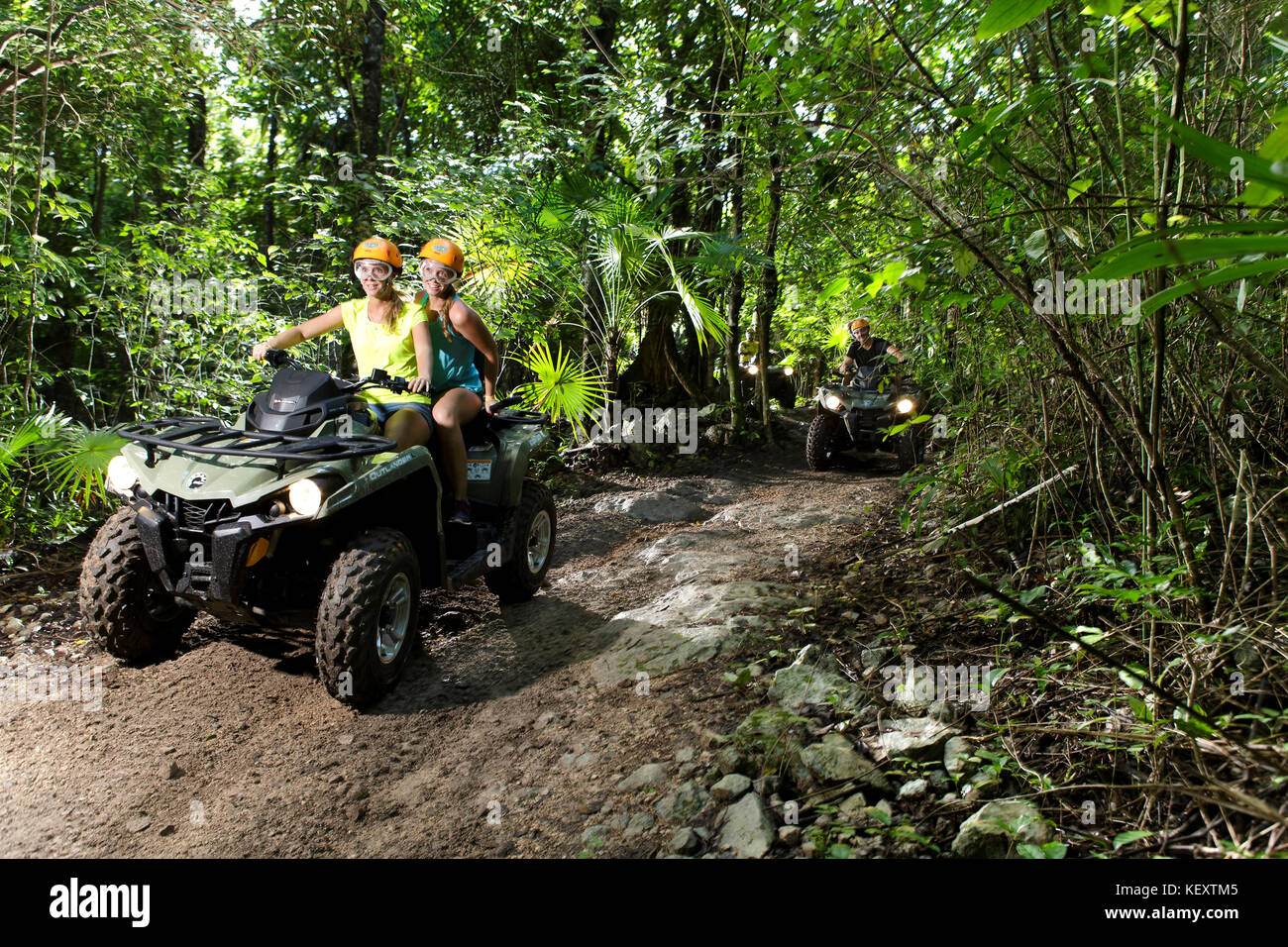 Menschen fahren Quad Bikes auf Wald Feldweg in Emotionen Native Park, Quintana Roo, Mexiko Stockfoto
