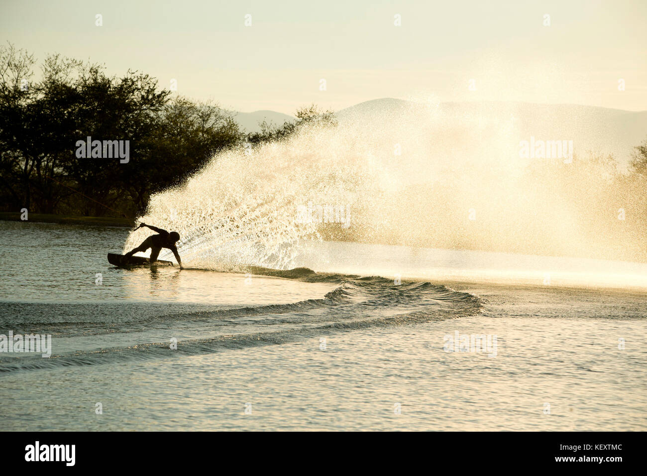 Wakeboarder sprühen Wasser während der engen Kurve, Tequesquitengo, Morelos, Mexiko Stockfoto