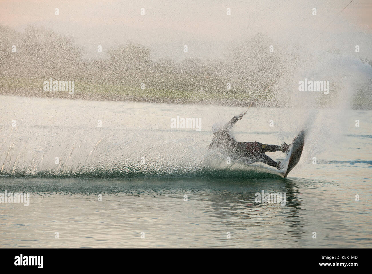Wakeboarder Sprühwasser, während nach hinten fallen, Tequesquitengo, Morelos, Mexiko Stockfoto