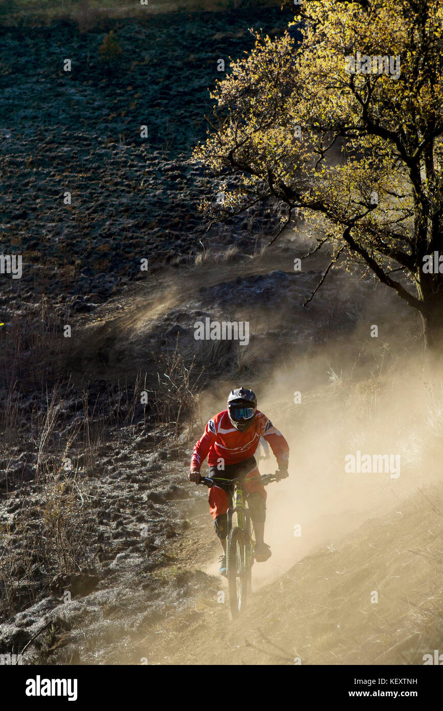 Vorderansicht des Bikers, der bergab fährt und Staub aufwirbelt, Tenango, Bundesstaat Mexiko, Mexiko Stockfoto