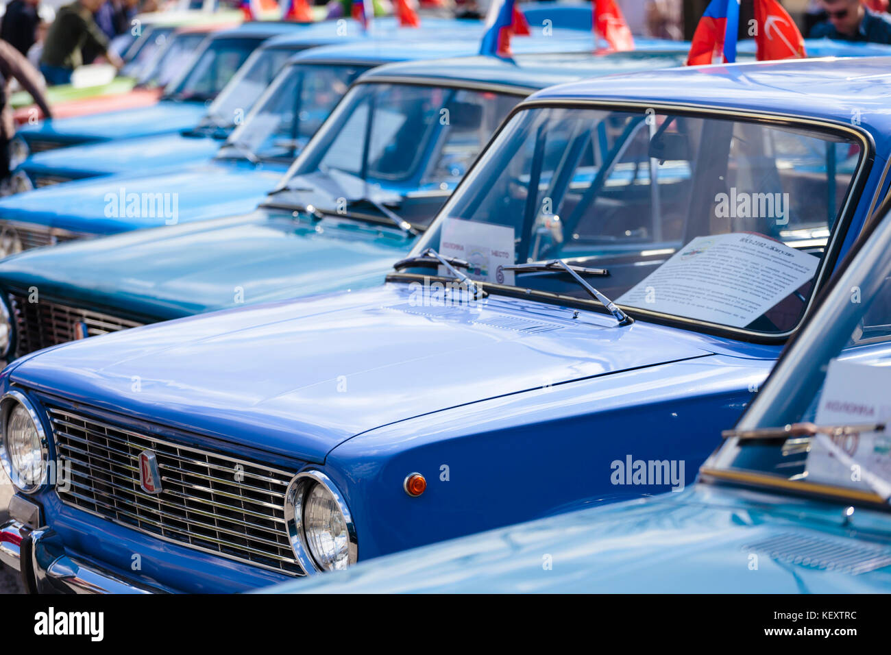 Foto mit Reihe von blauen Oldtimern auf der Ausstellung, Sankt Petersburg, Russland Stockfoto