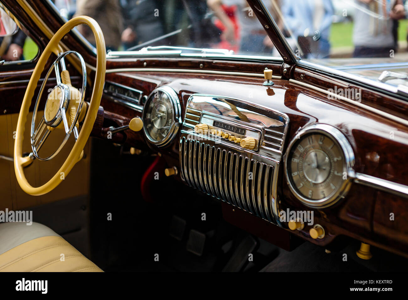 Auto innen Fahrer statt. Innenraum der Prestige modernes Auto. Vordersitze  mit Lenkrad, Armaturenbrett. Beige Cockpit mit Metall deko Panoramablick  roo Stockfotografie - Alamy