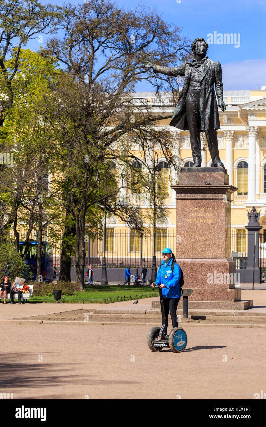Foto der Frau auf Segway in der Nähe der Statue von Alexander Puschkin, St. Petersburg, Russland Stockfoto