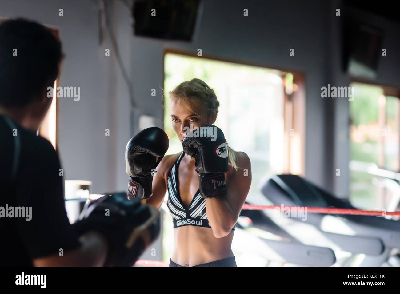 Foto von jungen weiblichen kickboxer Training in Kampfstellung mit Trainer, Seminyak, Bali, Indonesien Stockfoto