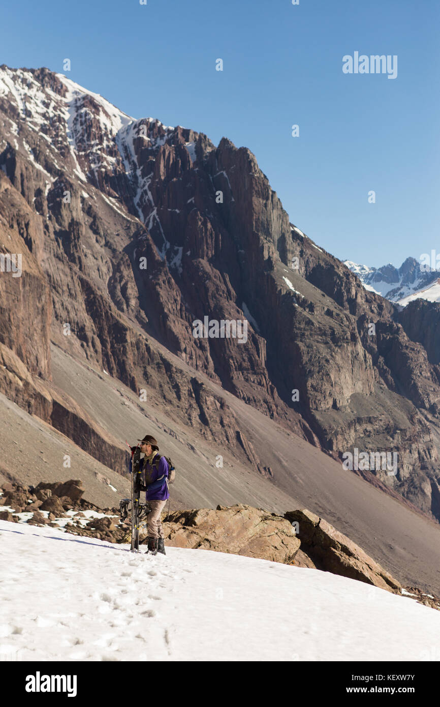 Ein stilvolles Splitboarder im Gebirge in Südamerika Stockfoto