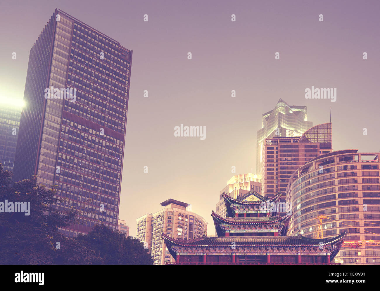 Moderne und traditionelle Architektur in Chongqing Stadt bei Nacht, Farbe Tonen angewendet, China. Stockfoto